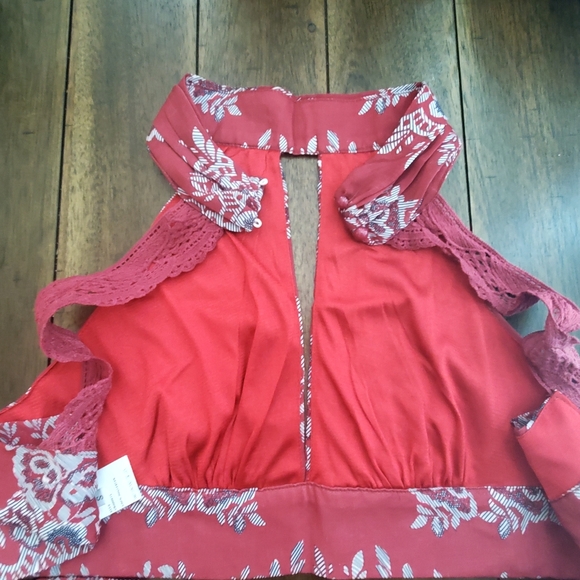 NWOT Maroon Flowered Cropped Top With Laced Open Back Tie Summer Top Size S - Picture 6 of 7